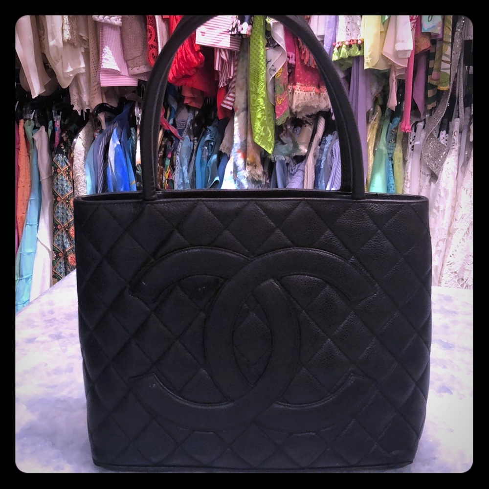 Chanel Medallion Tote Black serial 678-5462